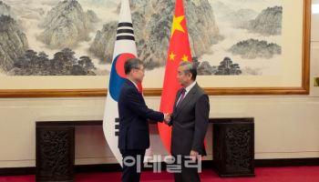 조현 장관, 中 왕이 부장 회담 “APEC에 시 주석 오길”(종합)