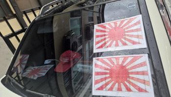 논란의 '욱일기 벤츠' 또 씽씽...이번엔 MAGA 모자까지