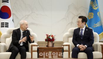 李 대통령, 샌델 교수 접견 “정의·평화 이상 아닌 현실적 이익”