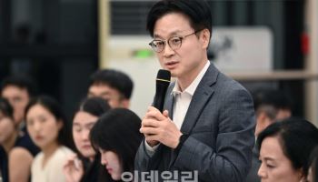 김정관 장관, ‘1일 행사준비요원’으로…APEC 경제인행사 현장점검