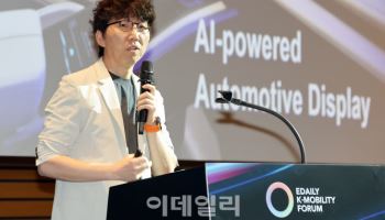 "AI 시대 '소통창' 디스플레이…저전력·안전 잡은 OLED가 답"