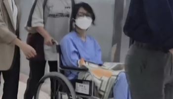 “전자발찌 차고 휠체어”…김건희, 병원 진료서 포착
