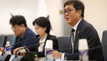 최휘영 장관 "웹툰은 K콘텐츠 원천, 아낌없이 지원할 것"