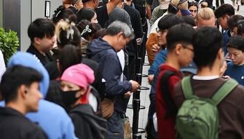 해킹 여파 속 아이폰17 첫 주말 전쟁…LG U+ ‘웃고’, KT 흔들려