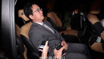 심우정 전 총장, 내란특검 17시간반 조사받고 묵묵부답 귀가