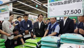 추석물가 점검…마트 찾은 김총리 “할인 많이 하니 많이 사가세요”