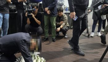 "재석이 못 지켜"…유족 앞에 무릎 꿇은 '순직 해경' 당직 팀장