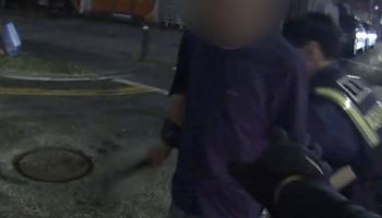왕복 6차선 도로서 둔기 '휙휙'…"건들지 마" 횡설수설한 남성