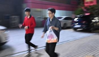 '치킨 배달' 나선 한동훈, "법원 왜 안 나가세요?" 묻자...