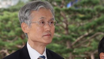 與 "사법부, 민주당 압박에 반응해야"