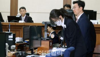 '수용번호 4398' 김건희, 첫 재판 출석…검은색 정장 차림