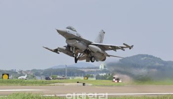 KF-16 전투기 활주로 이탈 사고…공군 "타이어 파손 때문, 기체결함 아냐"