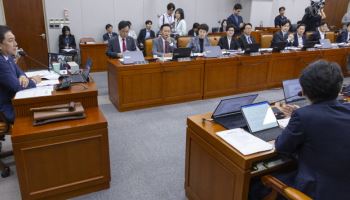김현지 비서관 국감 출석 두고 여야 충돌…"존엄한 존재냐"VS"정쟁 우려"