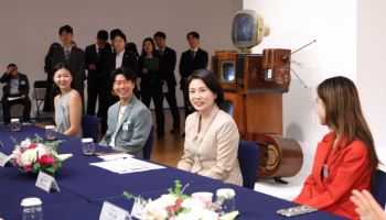 뉴욕서 청년 예술가 만난 김혜경 여사 “여러분이 연 문, 더 많은 기회로”