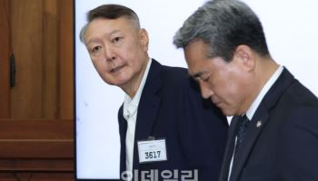 '체포방해 혐의' 윤석열, 법정 출석…노타이 남색정장 차림