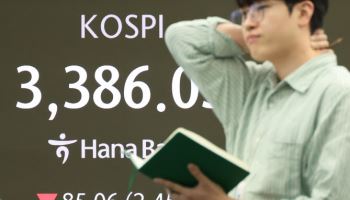 트럼프 압박에 외인 이탈…코스피, 3380선 ‘뚝’
