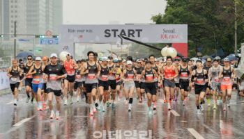 8000여명 몰린 이랜드 뉴발란스 '런 유어 웨이 서울'