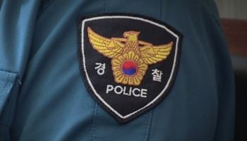 "내 차도 들어갈래" 차로 바리케이드 들이 박고 붕붕