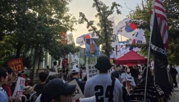 중국인 무비자 입국 첫날…“체류지도 안 적어” 반중 시위