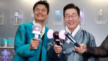 JYP와 응원봉 들고 '활짝' 李 대통령 "지난 겨울 많이 봐"