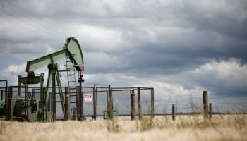 美셧다운·OPEC+ 증산 우려…국제유가 16주 만에 최저치