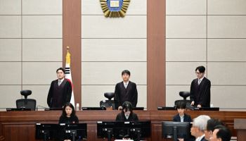 尹 없는 내란 재판 첫 중계…재판부 "증인신문 중계는 신중"
