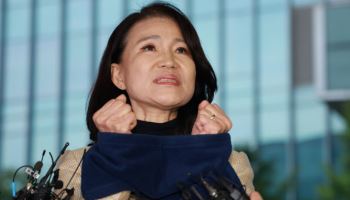 "전쟁이다"...수갑 들어보인 이진숙, 김현지 '메시지' 떠올려