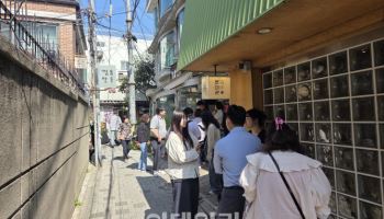 "원격 줄서기? 상상도 못했다"…맛집 여행간 노인들 '멘붕'