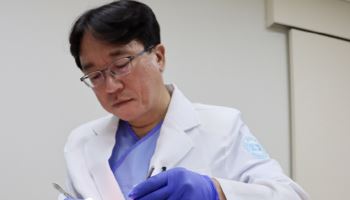 치아 상실한 80세 이상 부모님, 고령 임플란트 치료 가능할까