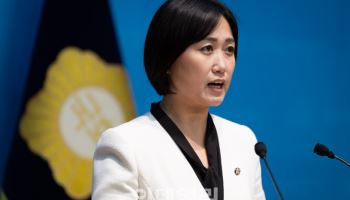 與 “尹 정부 인사들 계엄 중 해외출장…자진 사퇴해야”