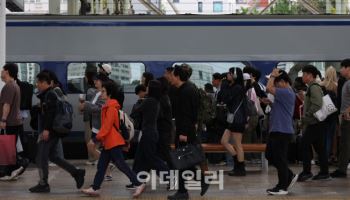 "이제 출근해야지"…긴 연휴 끝, 시민들 얼굴엔 `아쉬움 가득`