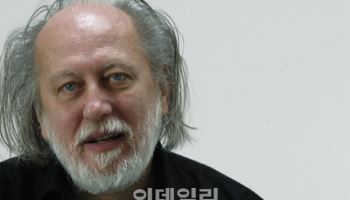 크러스너호르커이, 노벨문학상 수상에 "매우 기쁘고 긴장돼"