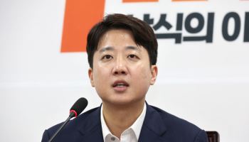 이준석 “李 대통령, ‘돈 주는 윤석열’ 길 걷고 있어”