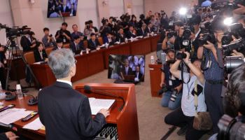 與, 국회 나온 대법원장 향해 기습 '질의'…野 "헌법파괴 행위"