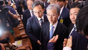 조희대 대법원장, 與의원들 기습 질의에 '일체 답변 거부'