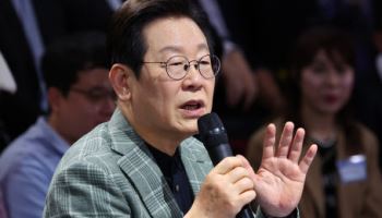 李대통령 "자영업자 위기는 '부채'와 '양극화'" 진단
