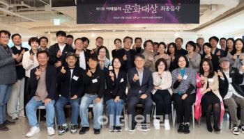 2시간 걸친 열띤 논의…웃음·위로·감동 전한 작품 엄선