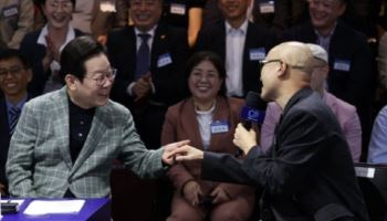 李 대통령 만난 홍석천 “잘생겼지만 내 스타일 아냐”