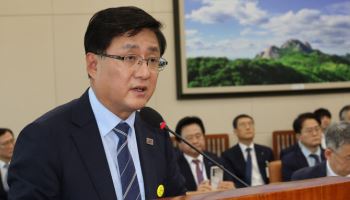 기후장관 “정부 일관된 원전정책 추진…어느 한 쪽만 ‘탈원전’ 아냐”