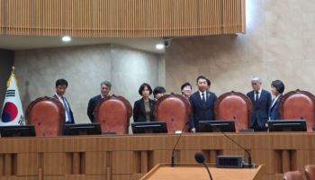 대법원 법대 오른 與…野 "사법 짓밟아" vs 與 "안내받아"