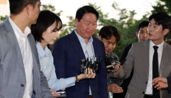 美출장길 오른 최태원 회장…‘이혼재판·골프회동’ 질문하니