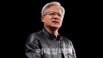 젠슨 황 "다음 AI 시대는 일하는 AI와 움직이는 AI의 경쟁"