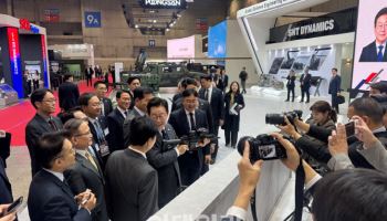 SNT, 글로벌 기업과 소총 기술 협력·차세대 전동화 차량 기술 선봬[ADEX2025]
