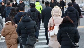 “한겨울처럼 추웠어요”…백화점·아울렛 ‘월동 특수’ 방긋