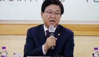 최교진 “4세 고시, 발달단계 넘어선 과도한 사교육…규제 필요”