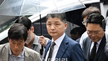 ‘SM 시세조종’ 1심 선고 앞둔 김범수, 법원 출석…묵묵부답