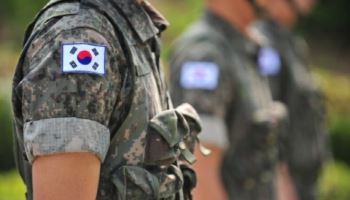 "韓 군복 어디서 사나요" 정체 파헤쳐보니...'중국인'