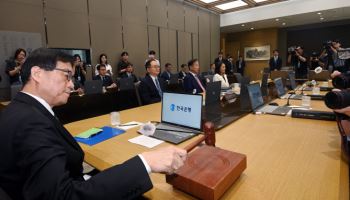 한은, 기준금리 3연속 ‘동결’…부동산·환율 등 금융안정에 무게(상보)