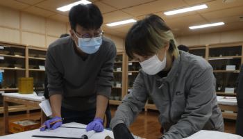 무형유산 전승자들, 수장고 속 조선왕실 유물 만난 이유는
