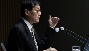 3연속 금리 동결…주택공급에 달린 금리인하